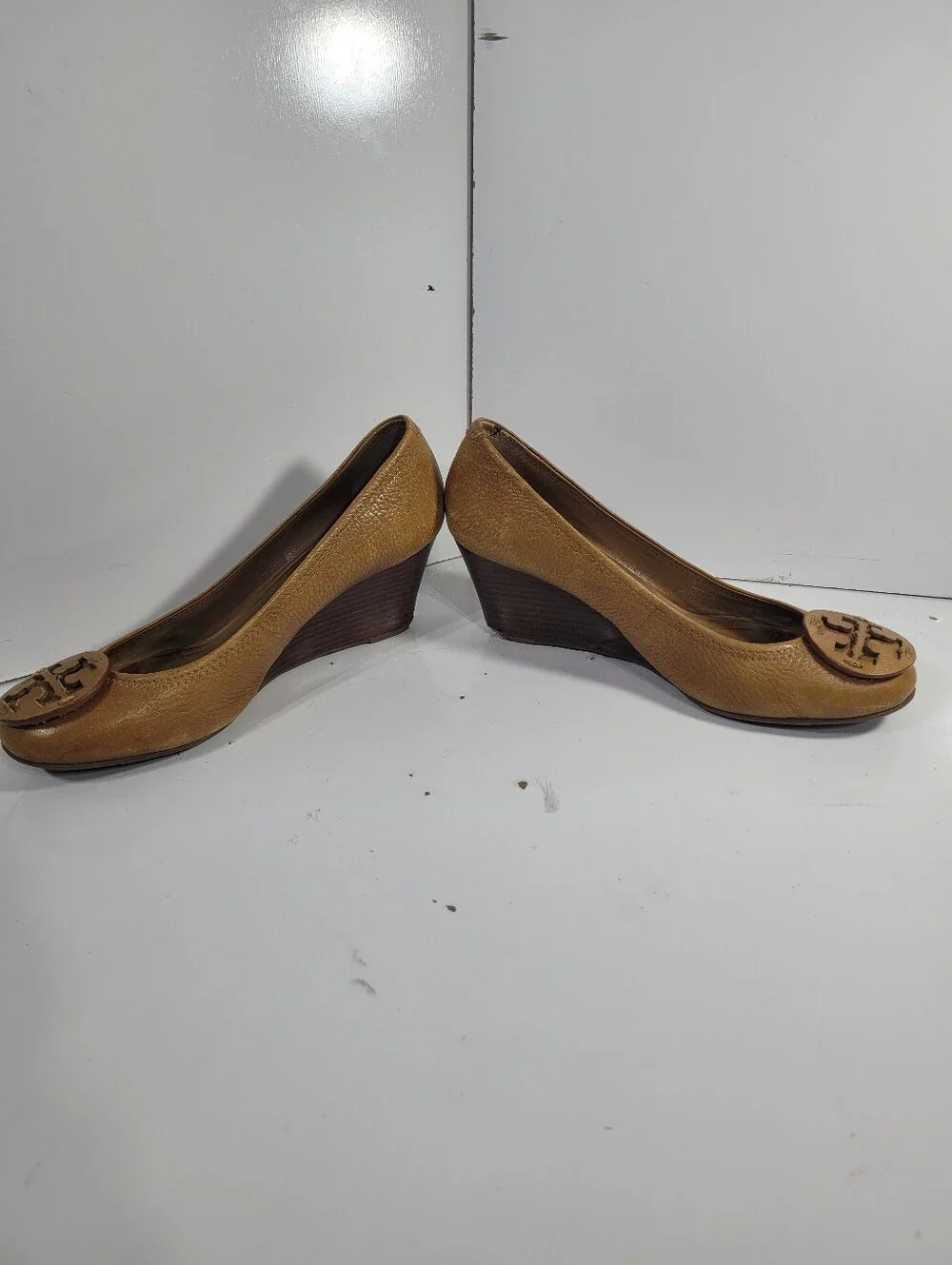 Tory Burch Sally Wedge Pumps Tan Pebbled Leather Women Size 9 M Flawed AS IS